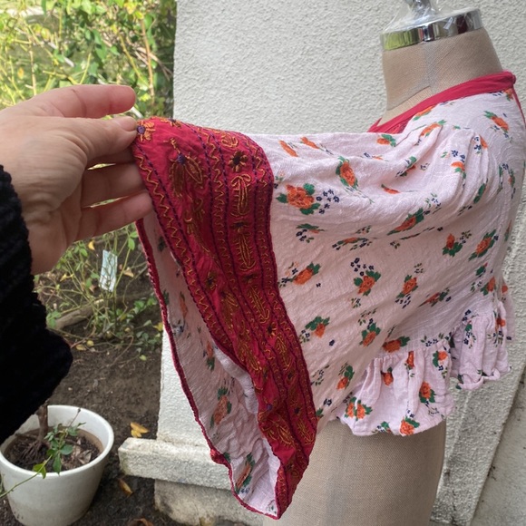 Free People Kissed By The Sun adorable cropped top with great embroidery - Picture 6 of 14